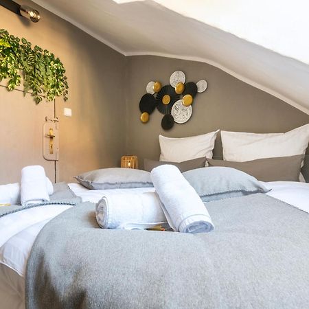 20 Seconds To Charles Bridge Apartment Praha Bagian luar foto
