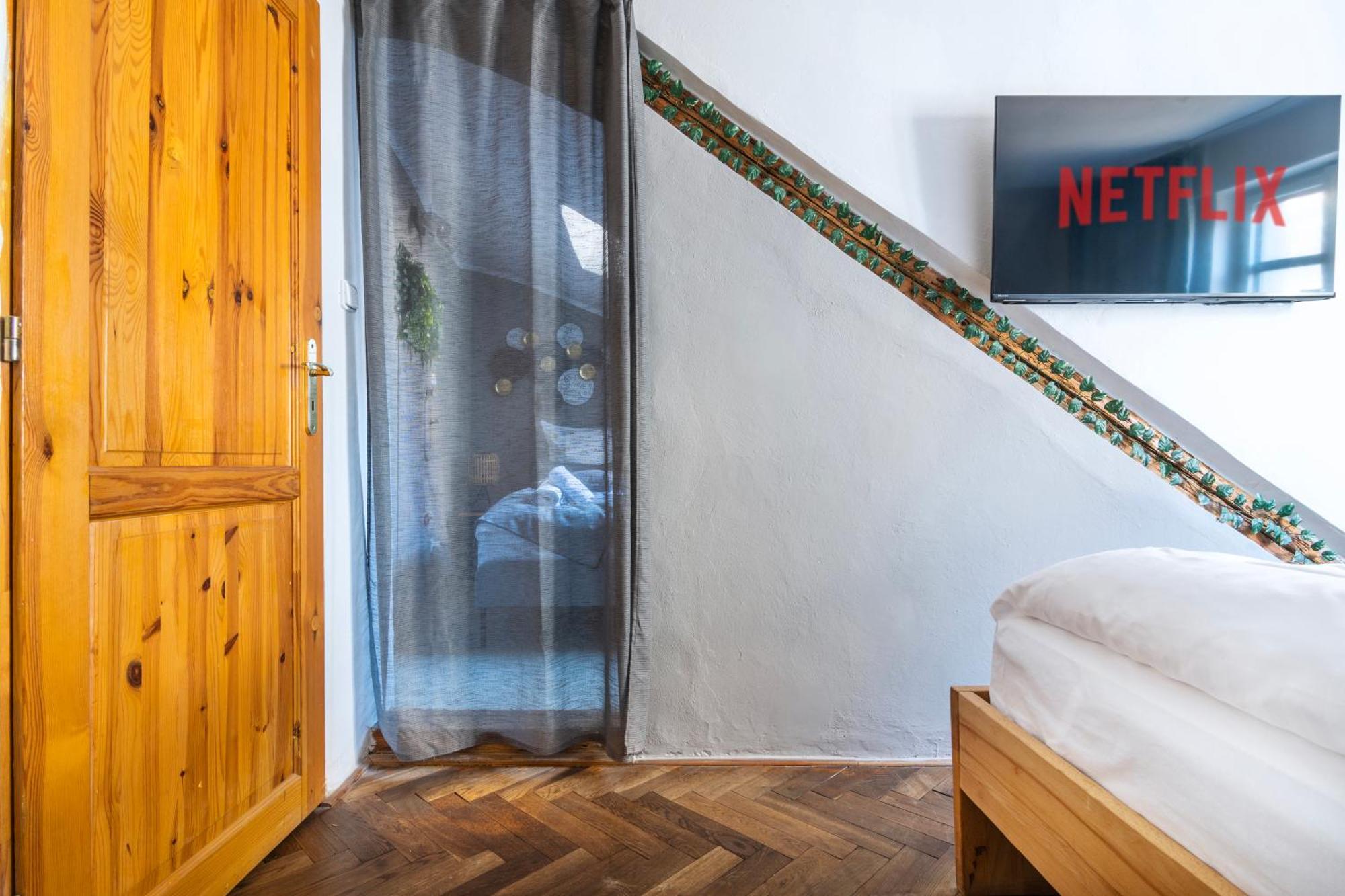 20 Seconds To Charles Bridge Apartment Praha Bagian luar foto
