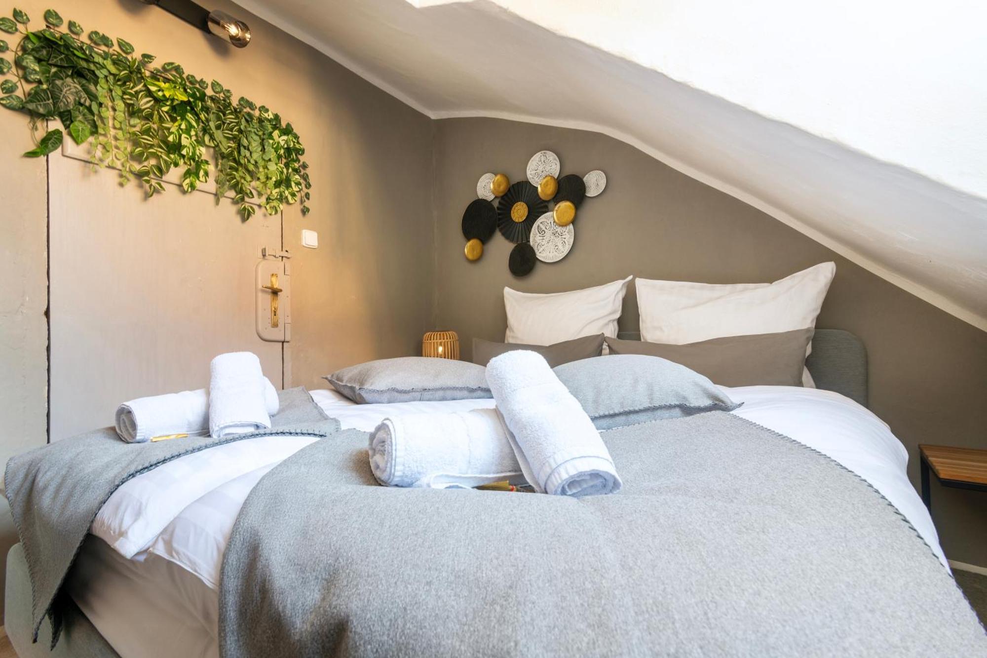 20 Seconds To Charles Bridge Apartment Praha Bagian luar foto